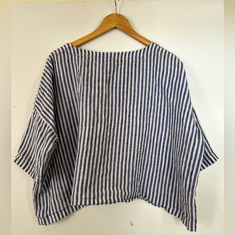 Gorgeous black and white striped linen shirt